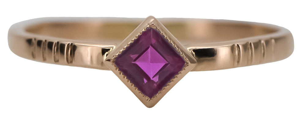 Vintage Amethyst Ring in 14K Rose Gold (vrc138r-am) — close-up of the stone and setting