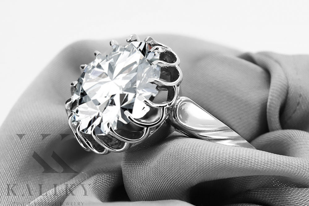 Vintage Zircon Ring in Sterling Silver (vrc035s-zi) — close-up of the stone and setting