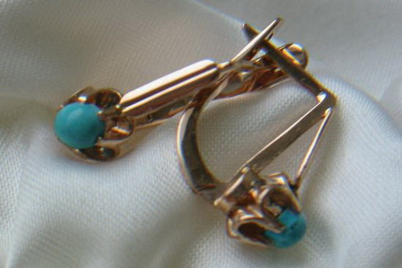Vintage Turquoise Earrings in 14K Rose Gold (vetq200) — side view showing the setting