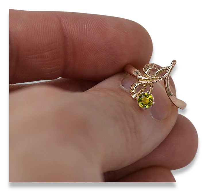 Vintage Yellow Peridot Ring in Rose Gold-Plated Sterling Silver (vrc095rp-yp) — close-up of the stone and setting