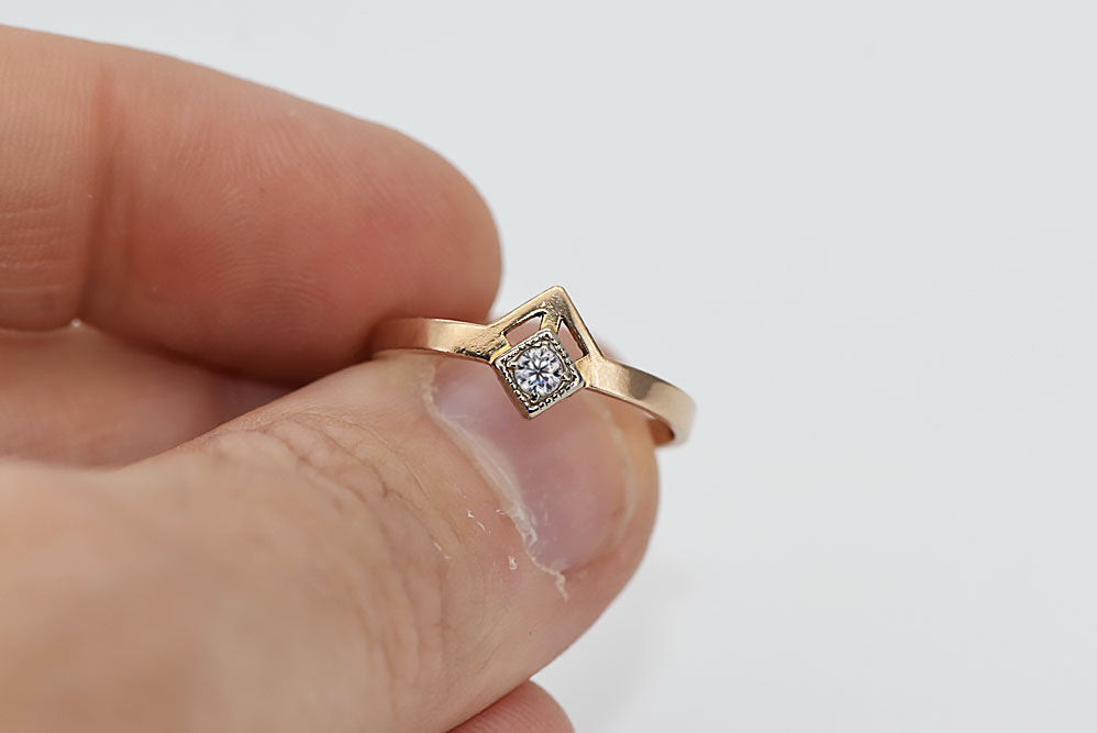 Vintage Zircon Ring in 14K Rose Gold (vrc313r-zi) — close-up of the stone and setting