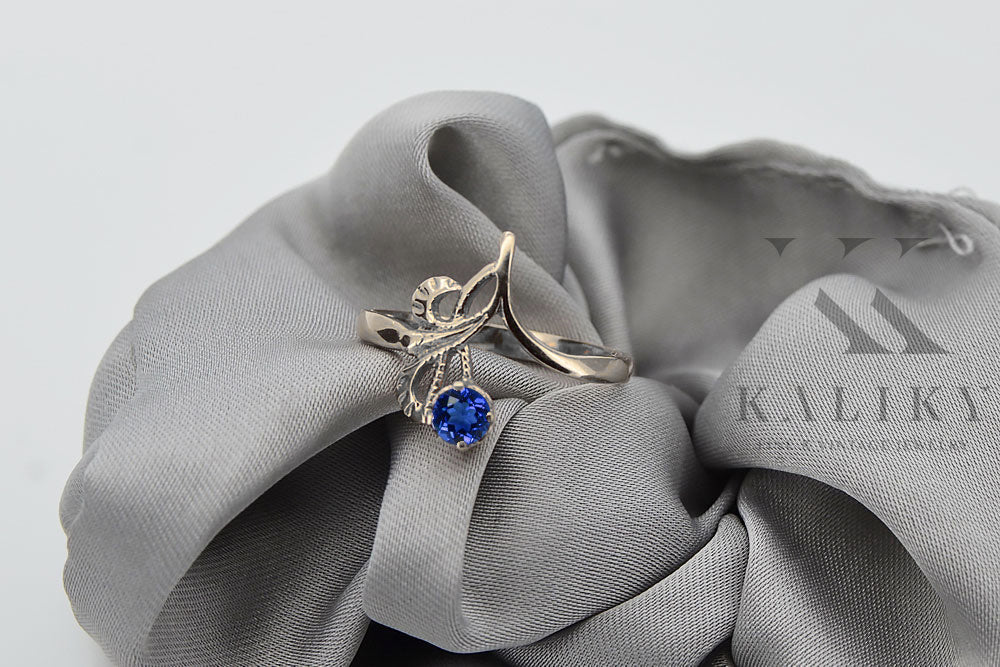 Vintage Sapphire Ring in Sterling Silver (vrc095s-sp) — side view showing the setting