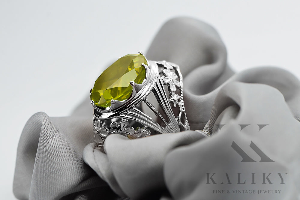 Vintage Yellow Peridot Ring in Sterling Silver (vrc031s-yp) — side view showing the setting