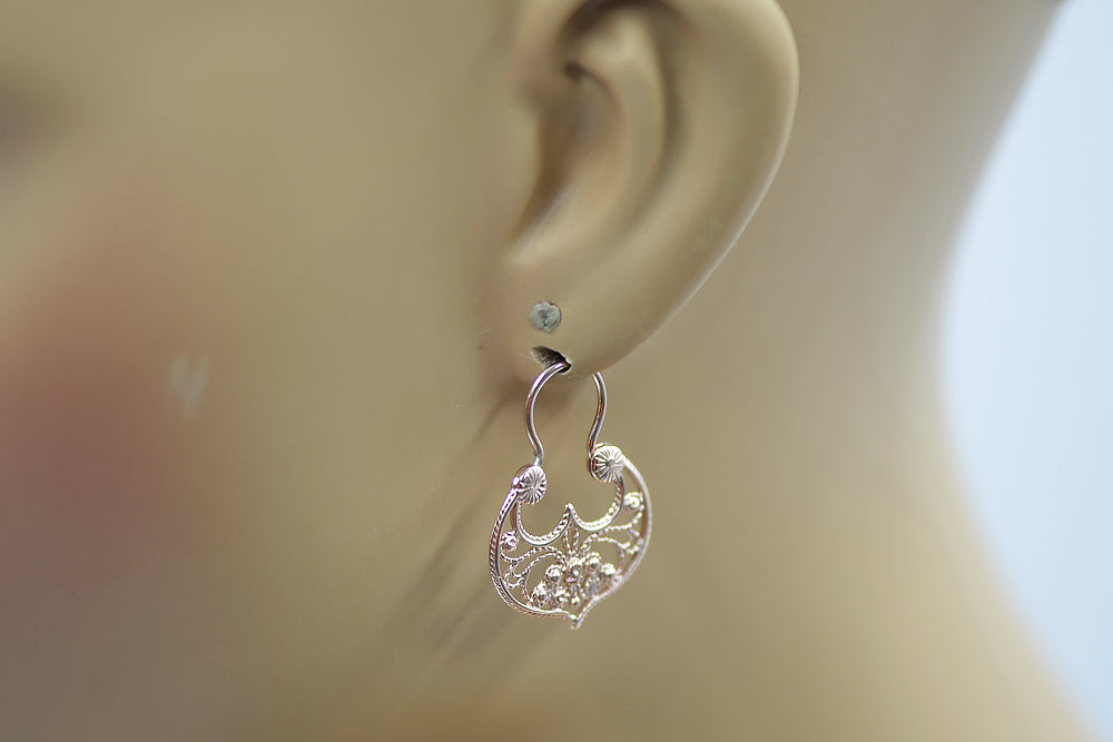 Vintage Earrings in Sterling Silver (ven022s) — worn on the hand, showing profile