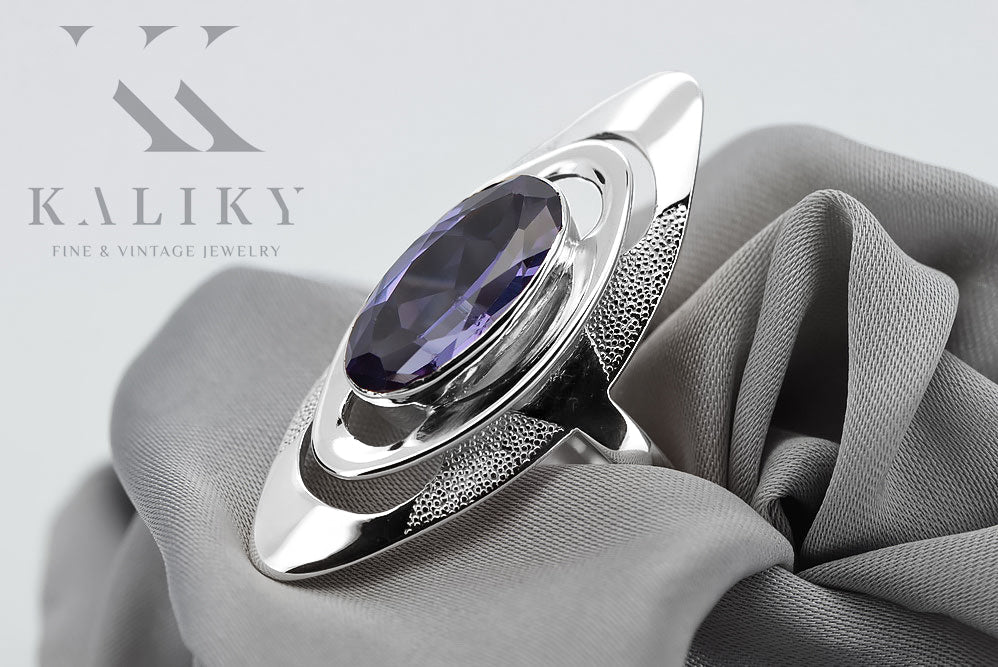 Vintage Alexandrite Ring in Sterling Silver (vrc189s-ax) — worn on the hand, showing profile