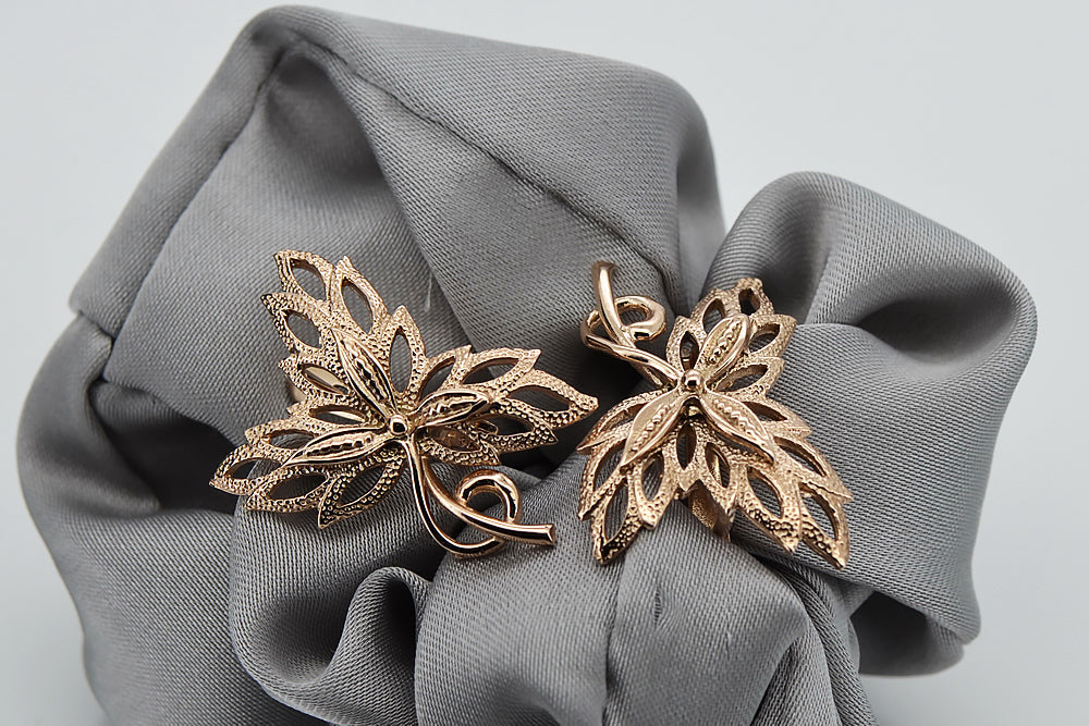 Vintage Maple Leaf Earrings in 14K Rose Gold (ven096r) — close-up of the stone and setting