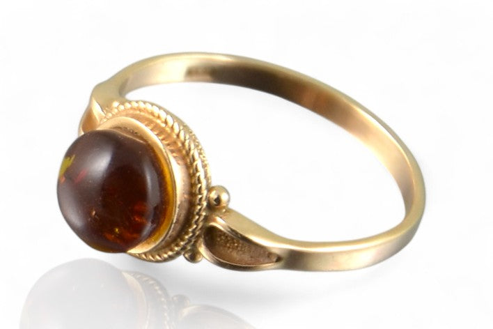 Vintage Amber Ring in 14K Rose Gold (vrab044) — close-up of the stone and setting