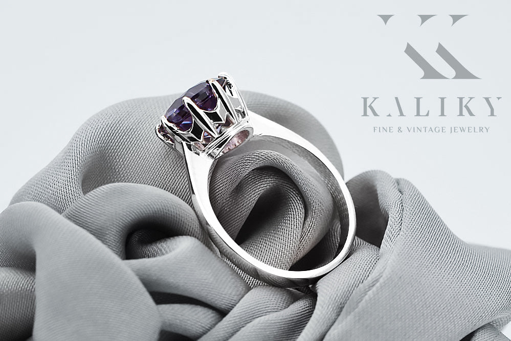 Vintage Alexandrite Ring in Sterling Silver (vrc157s-ax) — worn on the hand, showing profile
