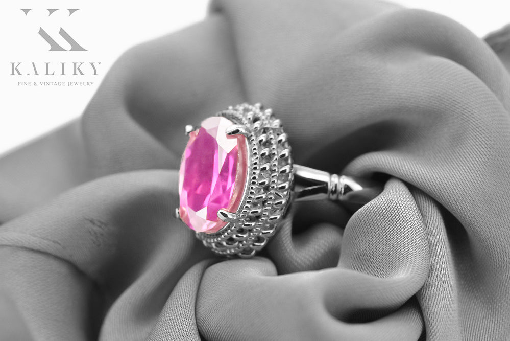 Vintage Amethyst Amethist Ring in Sterling Silver (vrc068s-am) — close-up of the stone and setting