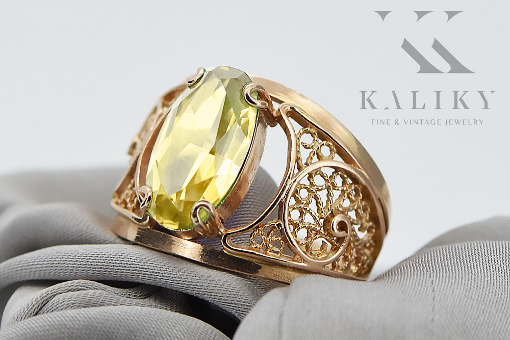 Vintage Yellow Peridot Ring in 14K Rose Gold (vrc057r-yp) — close-up of the stone and setting