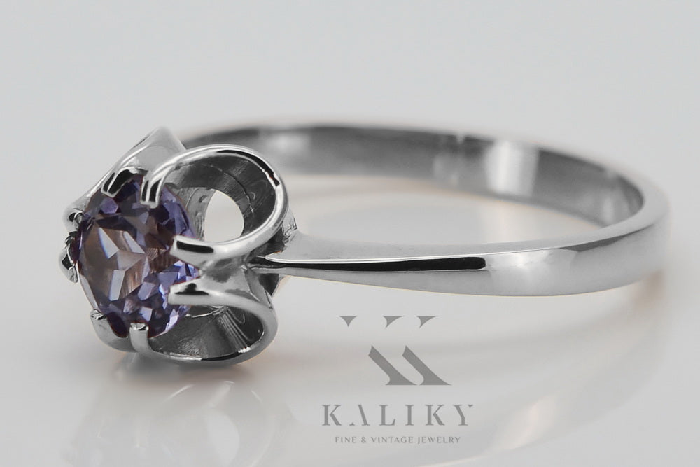 Vintage Alexandrite Ring in Sterling Silver (vrc348s-ax) — close-up of the stone and setting