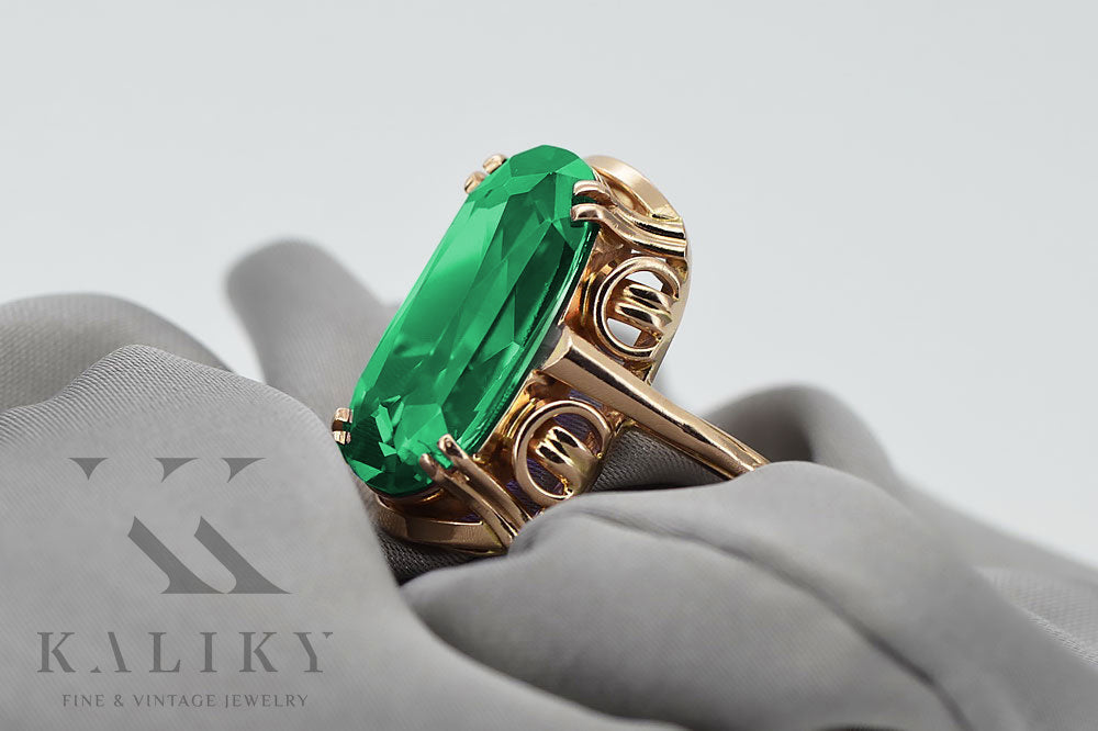 Vintage Emerald Ring in 14K Rose Gold (vrc038r-em) — back view with the clasp