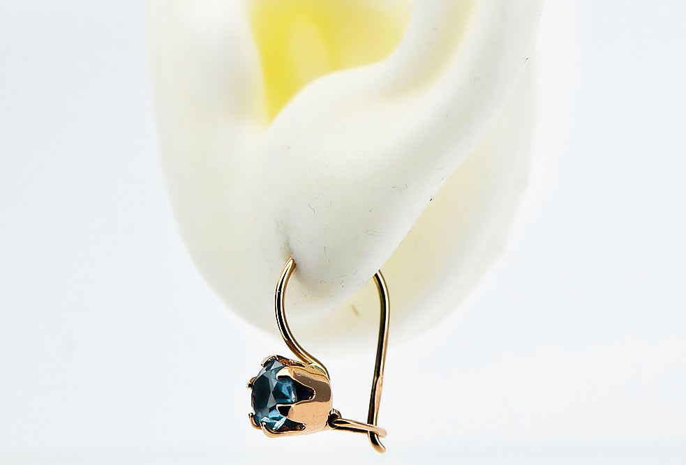 Vintage Aquamarine Earrings in 14K Rose Gold (vec056r-aq) — close-up of the stone and setting