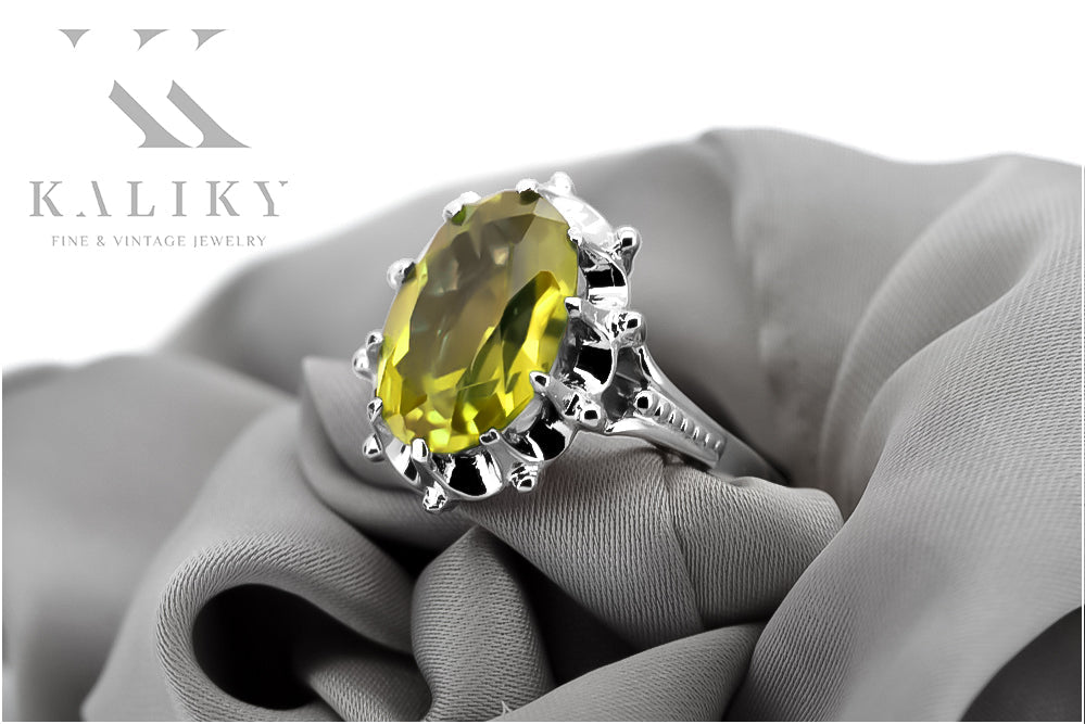 Vintage Yellow Peridot Ring in Sterling Silver (vrc079s-yp) — close-up of the stone and setting