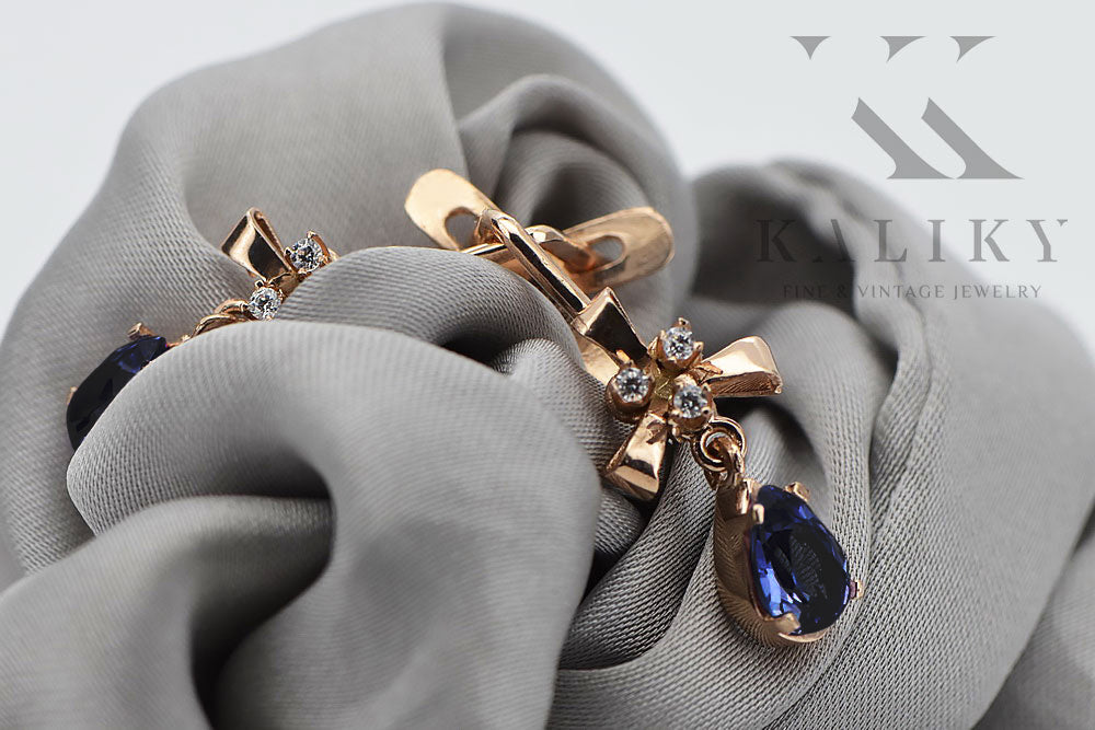 Vintage Sapphire Earrings in 14K Rose Gold (vec045r-sp) — close-up of the stone and setting