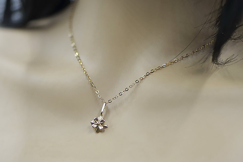 Vintage Flower Pendant in 14K Rose Gold (vpn043) — worn on the hand, showing profile