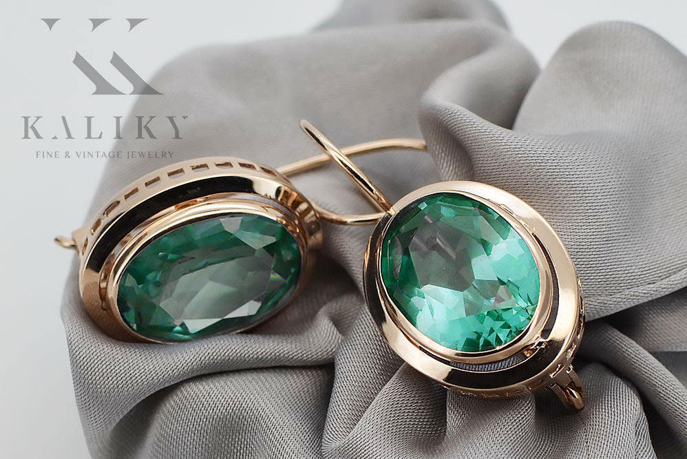Vintage Emerald Earrings in 14K Rose Gold (vec114r-em) — side view showing the setting
