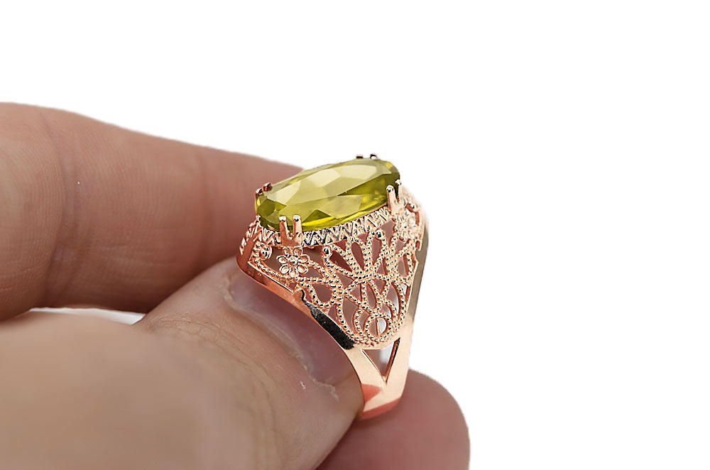 Vintage Yellow Peridot Ring in 14K Rose Gold (vrc074r-yp) — close-up of the stone and setting