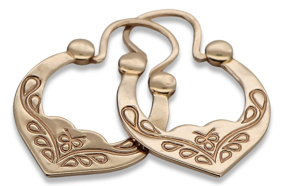 Vintage Gipsy Earrings in 14K Rose Gold (ven017) — worn on the hand, showing profile