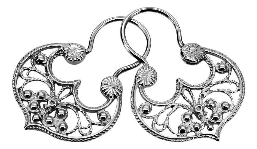 Vintage Earrings in Sterling Silver (ven022s) — close-up of the stone and setting