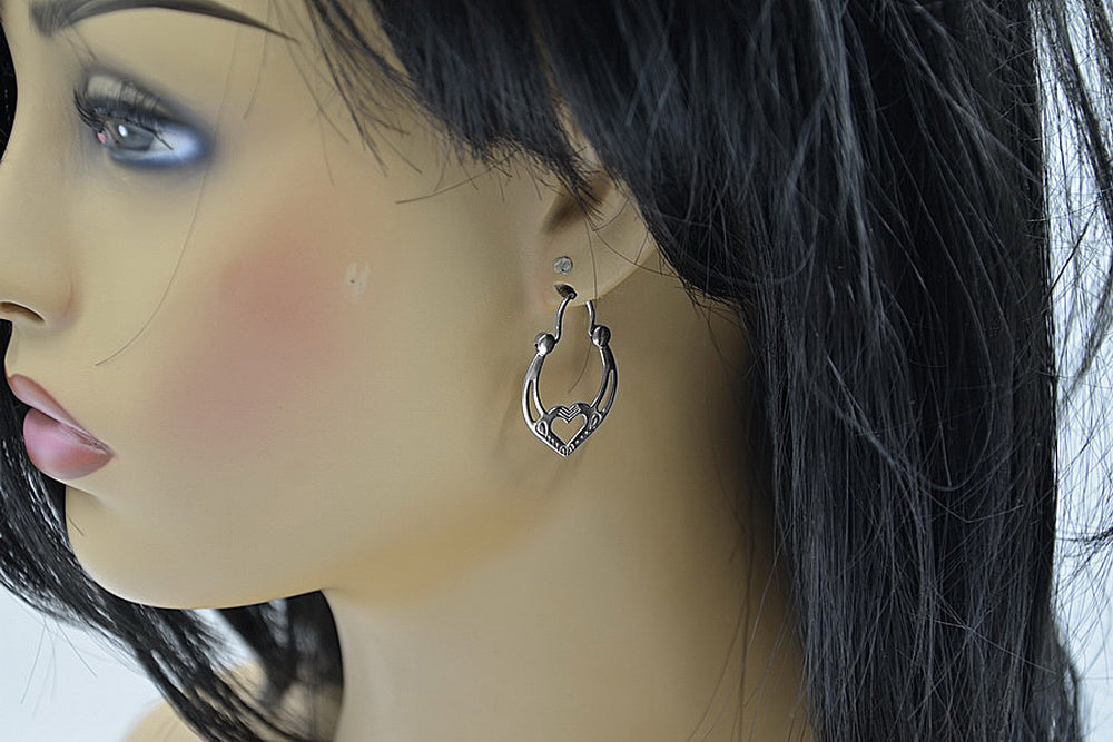 Vintage Earrings in Sterling Silver (ven024s) — side view showing the setting