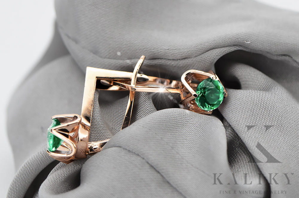 Vintage Emerald Earrings in 14K Rose Gold (vec005r-em) — close-up of the stone and setting