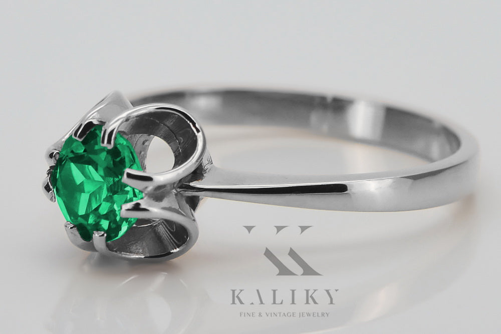 Vintage Emerald Ring in Sterling Silver (vrc348s-em) — close-up of the stone and setting