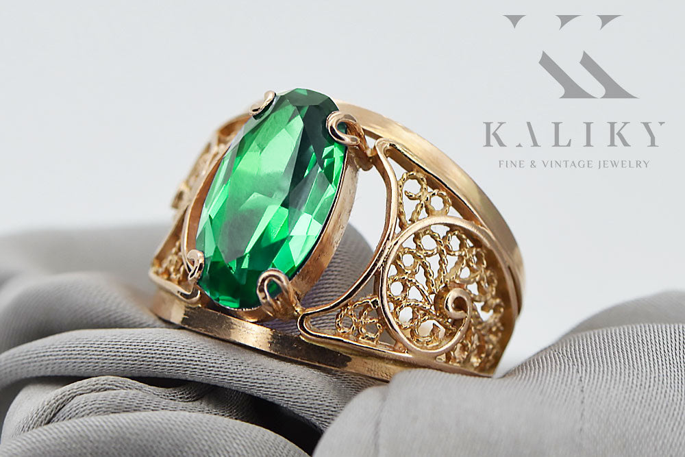 Vintage Emerald Craft Ring in 14K Rose Gold (vrc057r-em) — close-up of the stone and setting