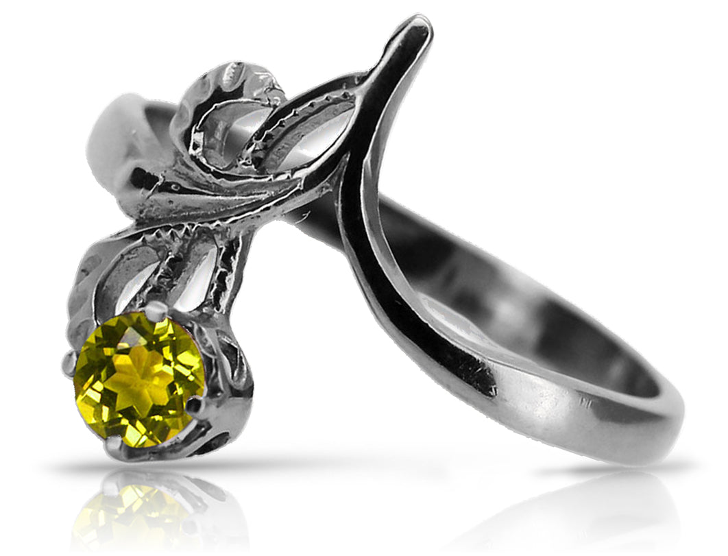 Vintage Yellow Peridot Ring in Sterling Silver (vrc095s-yp) — close-up of the stone and setting