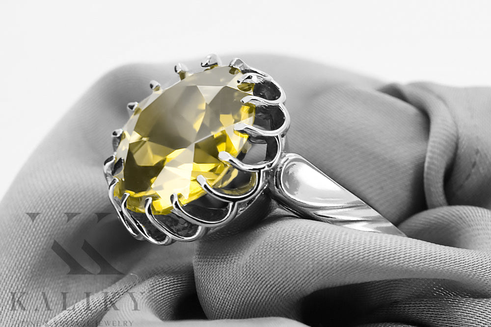 Vintage Yellow Peridot Ring in Sterling Silver (vrc035s-yp) — close-up of the stone and setting