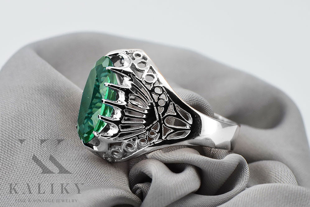 Vintage Emerald Ring in Sterling Silver (vrc020s-em) — close-up of the stone and setting
