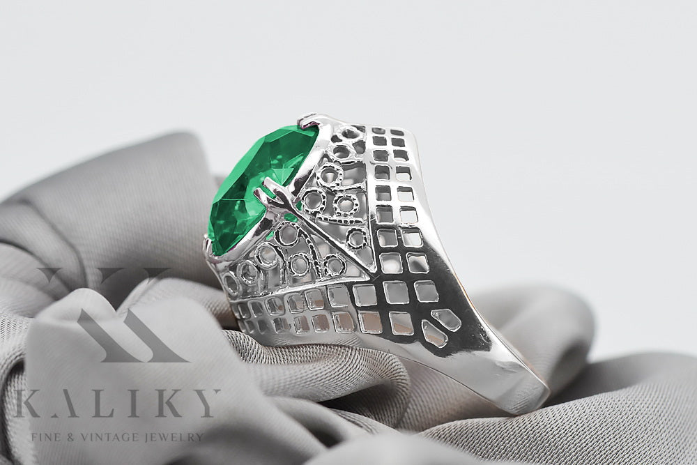 Vintage Emerald Ring in Sterling Silver (vrc030s-em) — close-up of the stone and setting