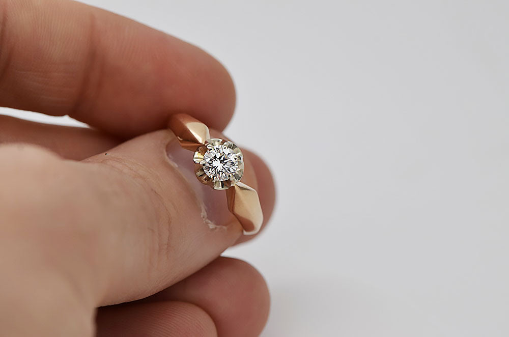 Vintage Zircon Ring in 14K Rose Gold (vrc321r-zi) — back view with the clasp