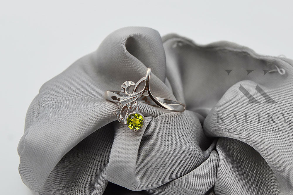 Vintage Yellow Peridot Ring in Sterling Silver (vrc095s-yp) — side view showing the setting