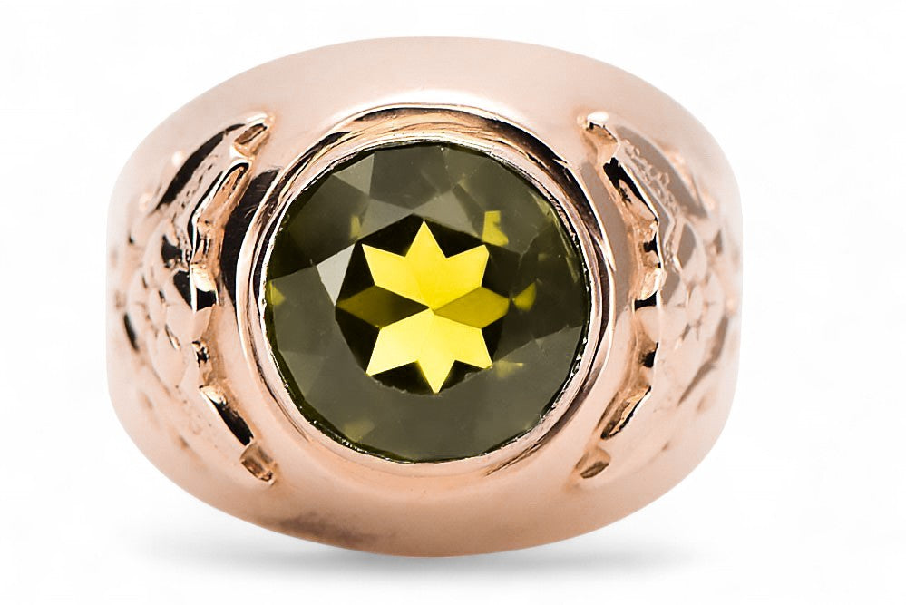 Vintage Yellow Peridot Ring in 14K Rose Gold (vrc078r-yp) — close-up of the stone and setting