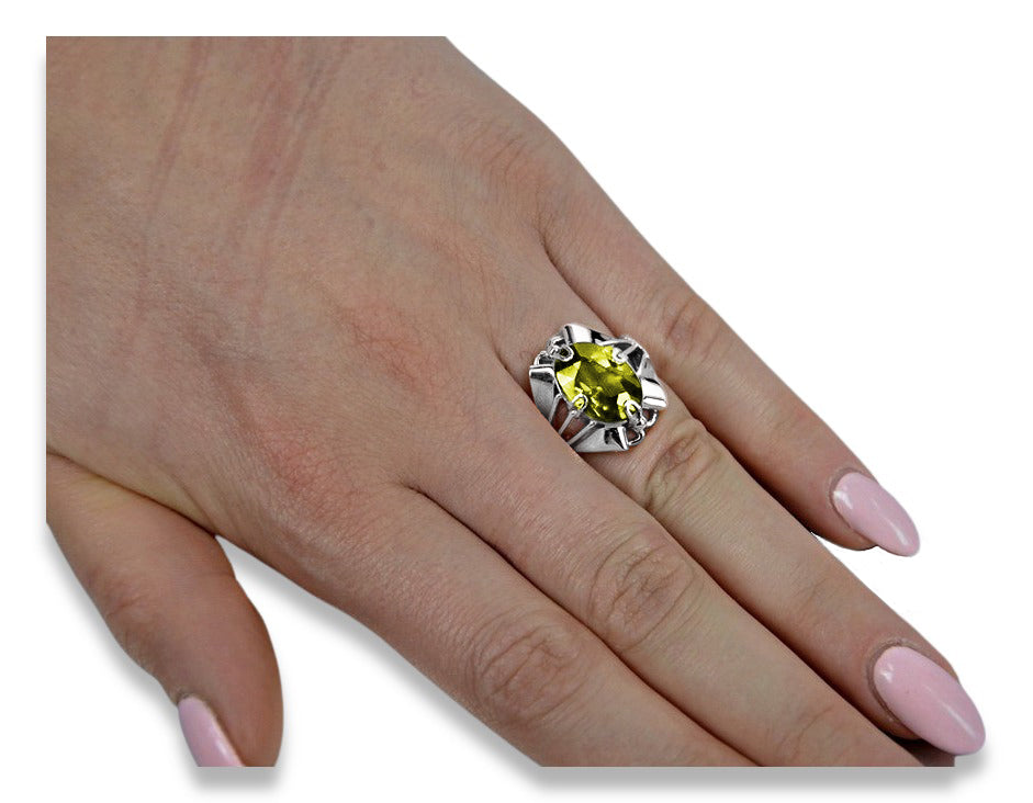 Vintage Yellow Peridot Ring in Sterling Silver (vrc015s-yp) — close-up of the stone and setting