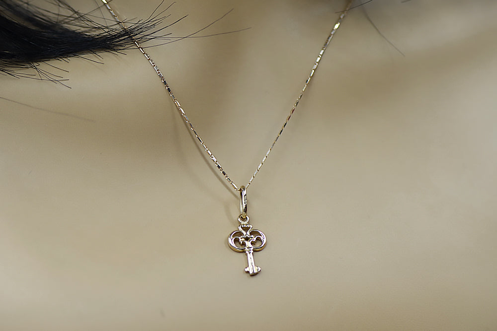 Vintage Key Pendant in 14K Rose Gold (vpn019) — worn on the hand, showing profile
