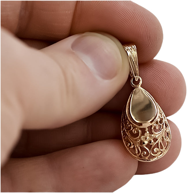 Vintage Horseshoe Pendant in 14K Rose Gold (vpn074) — side view showing the setting