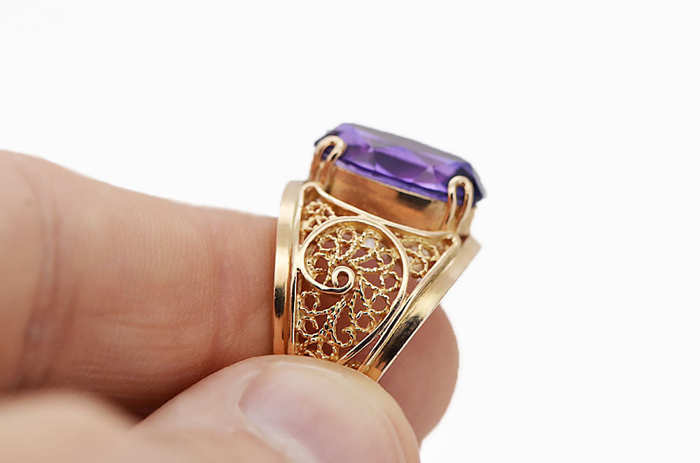 Vintage Alexandrite Ring in 14K Rose Gold (vrc057r-ax) — close-up of the stone and setting