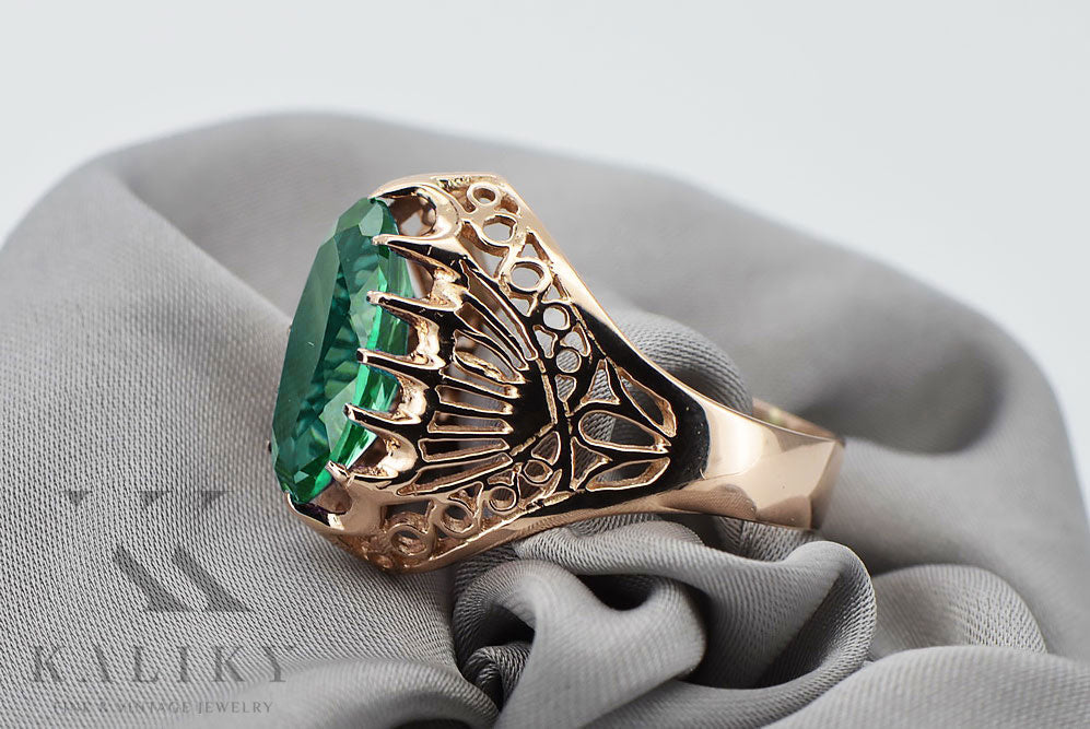 Vintage Emerald Ring in 14K Rose Gold (vrc020r-em) — close-up of the stone and setting
