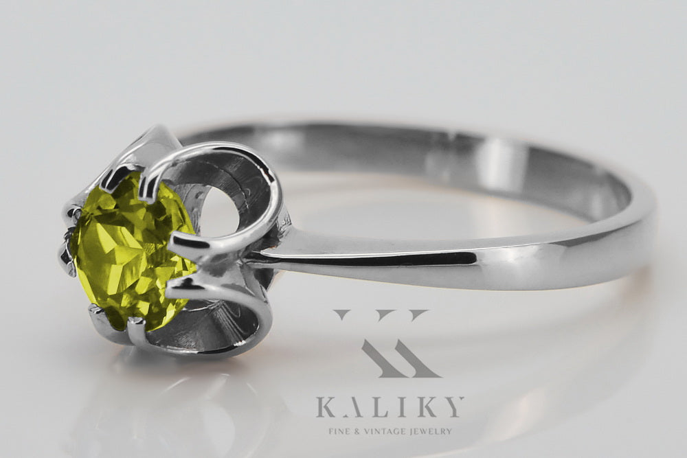 Vintage Yellow Peridot Ring in Sterling Silver (vrc348s-yp) — close-up of the stone and setting