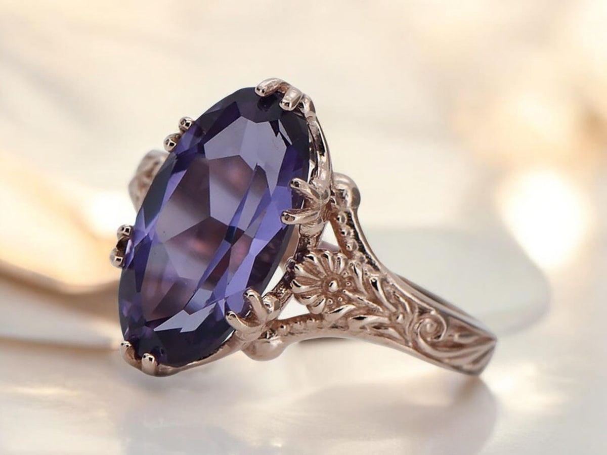 Vintage Alexandrite Ring in 14K Rose Gold (vrc084r-ax) — close-up of the stone and setting