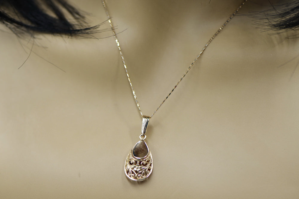 Vintage Horseshoe Pendant in 14K Rose Gold (vpn074) — worn on the hand, showing profile
