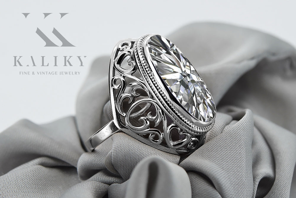 Vintage Zircon Ring in Sterling Silver (vrc184s-zi) — close-up of the stone and setting