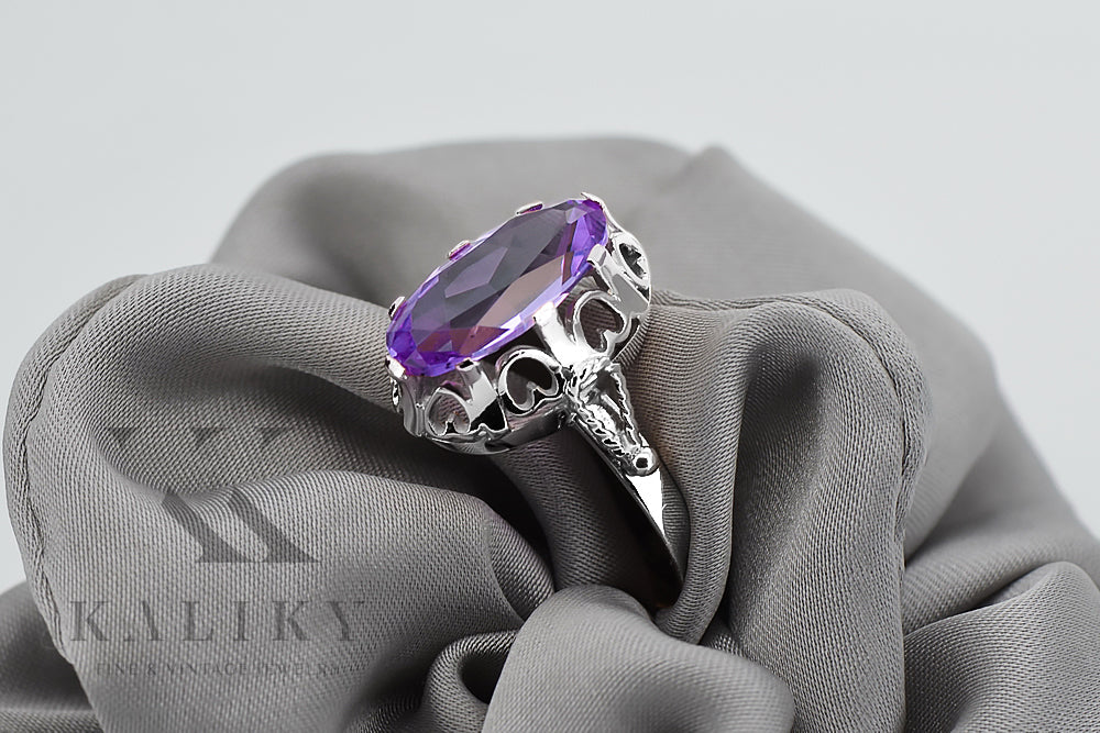 Vintage Alexandrite Ring in Sterling Silver (vrc134s-ax) — worn on the hand, showing profile