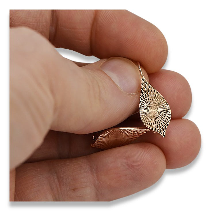 Vintage Leaf Earrings in 14K Rose Gold (ven086) — side view showing the setting