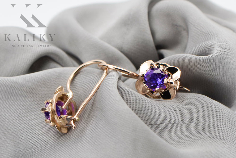 Vintage Alexandrite Earrings in 14K Rose Gold (vec116r-ax) — close-up of the stone and setting