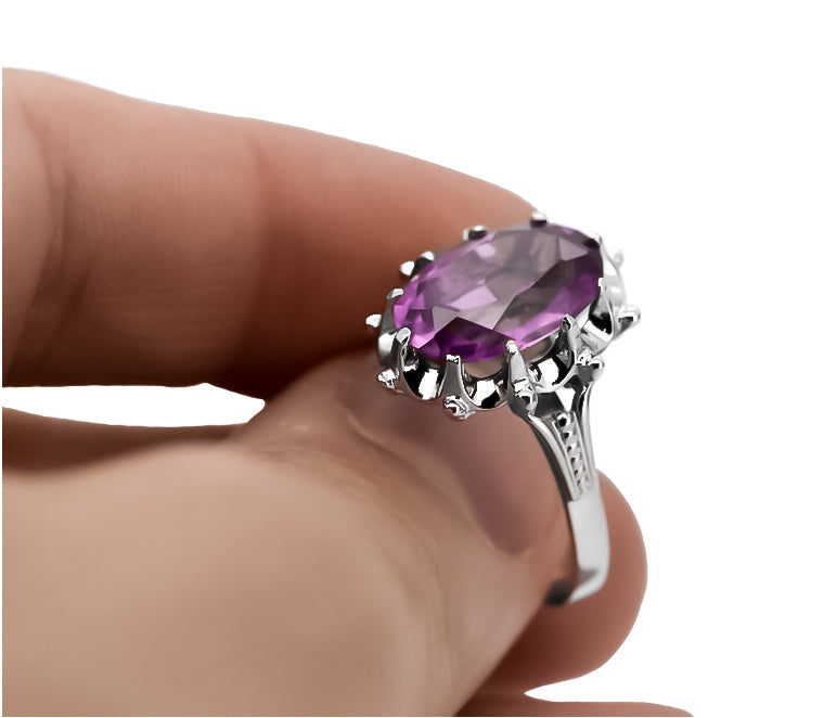 Vintage Amethyst Amethist Ring in Sterling Silver (vrc079s-am) — close-up of the stone and setting
