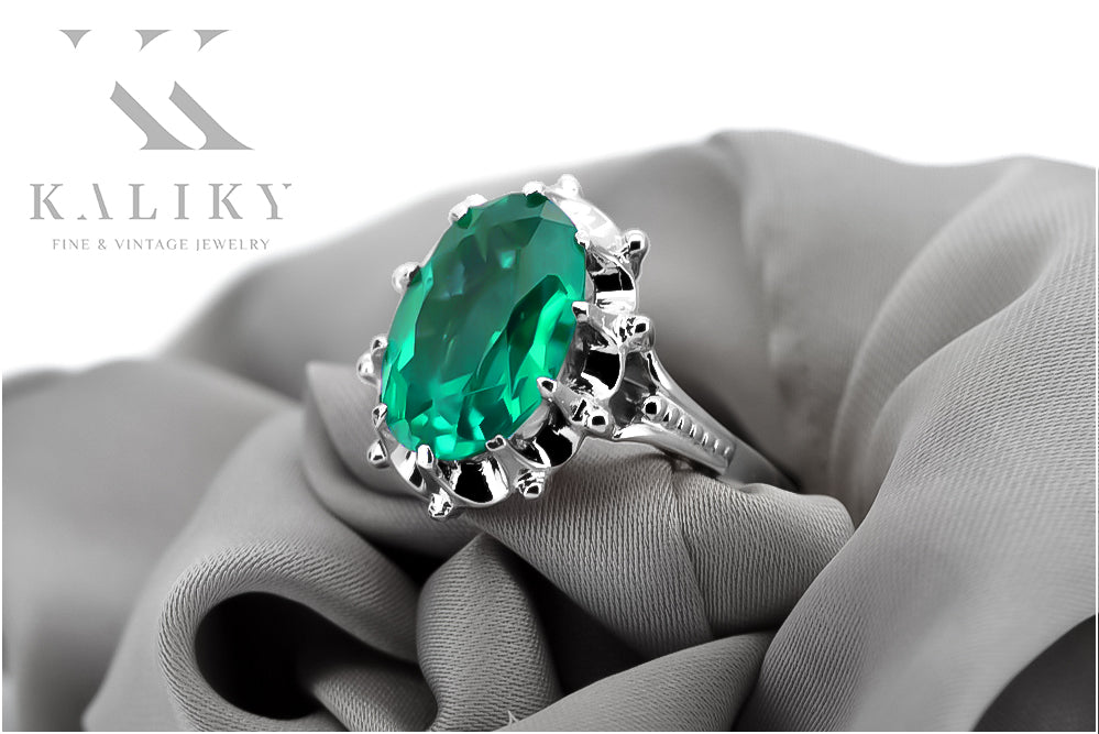 Vintage Emerald Ring in Sterling Silver (vrc079s-em) — close-up of the stone and setting