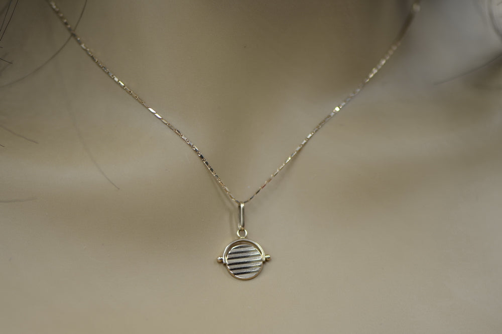 Vintage Circle Pendant in 14K Rose Gold (vpn032) — view 5